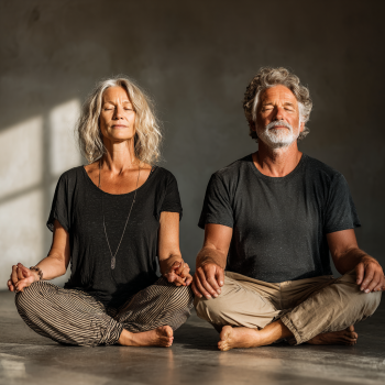 Пожила жінка займається йогою